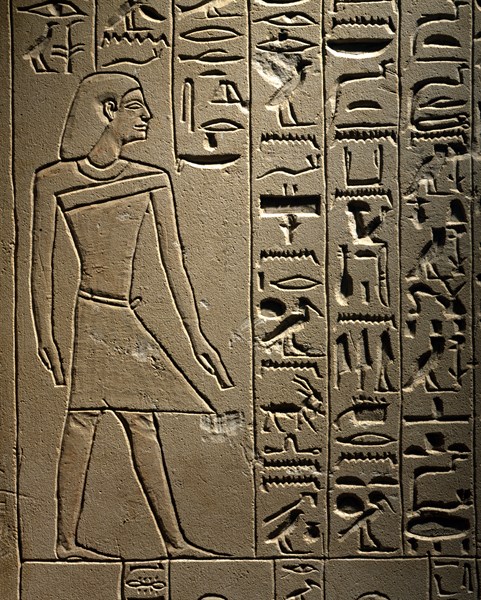 Détail de stèle en calcaire pour le défunt Neferniy, gardien de l'Arc du Pharaon