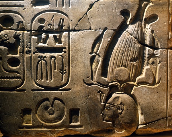 Fragment de relief représentant Ramsès II et son cartouche
