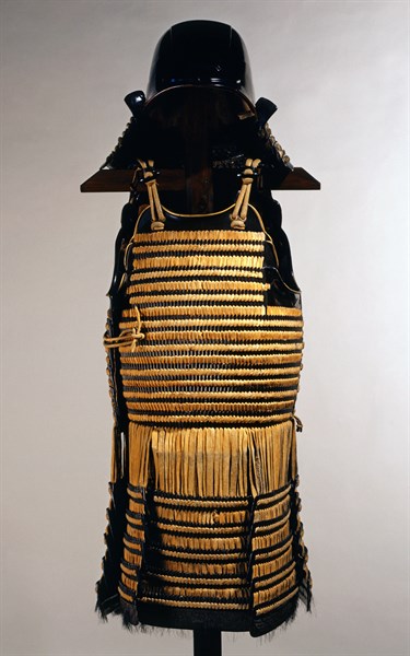 Armure japonaise avec porte-enseigne sur le dos