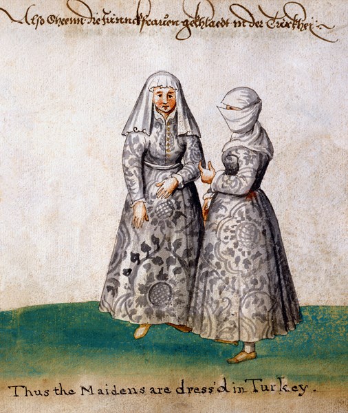 Jeunes femmes turques en costumes traditionnels