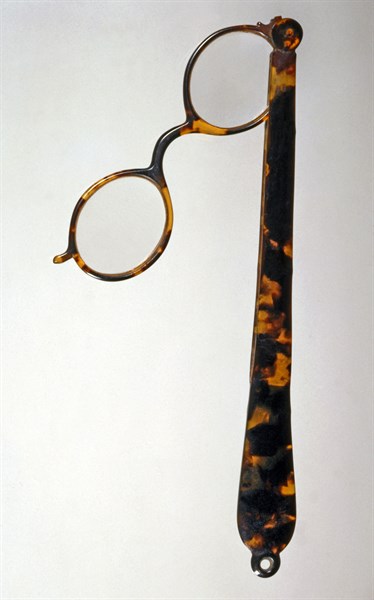 Lorgnette with long handle
