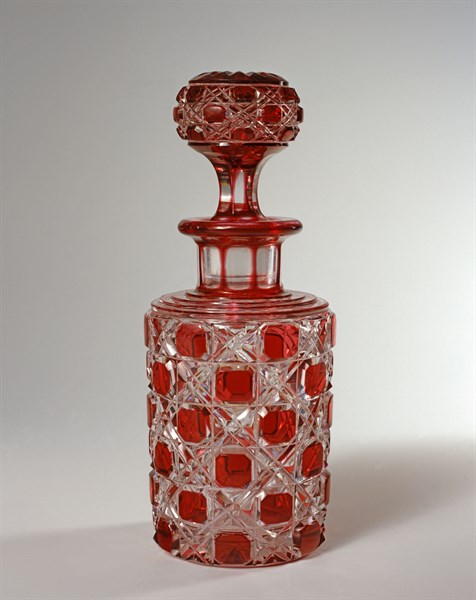 Bouteille en cristal rouge.