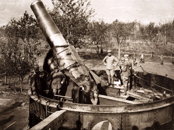 Canon autrichien de 420, près de Rovereto en 1917