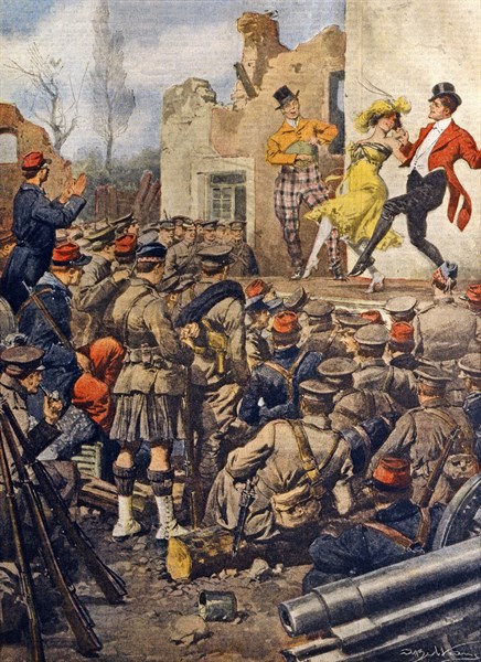 Acteurs divertissant des soldats britanniques sur le front, en 1915