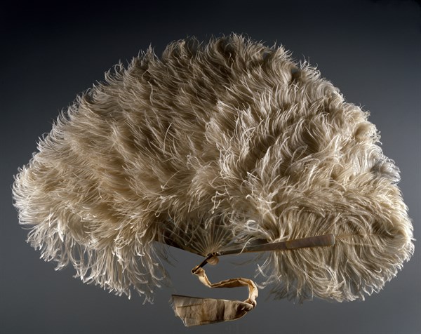 Eventail en plumes d'autruche blanches naturelles, et armature en écaille de tortue