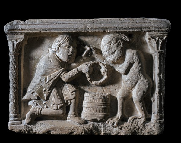 Bénitier en marbre représentant la légende du "Pacte entre le chevalier et le Diable"