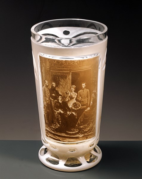 Verre commémorant les fiançailles de Rodolphe d'Autriche avec Stéphanie de Belgique
