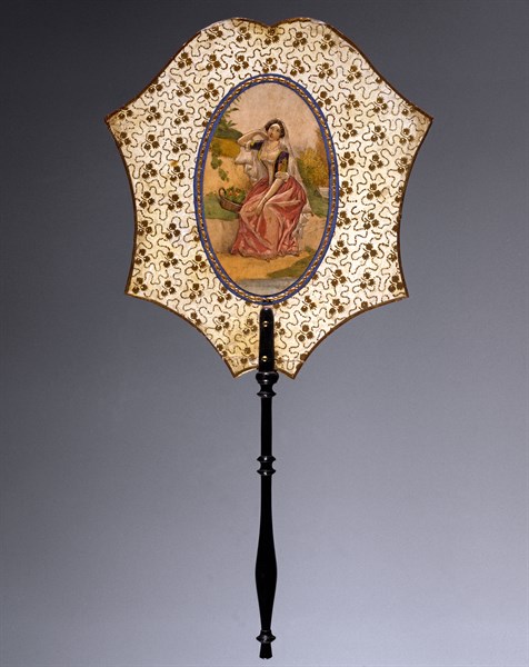 Eventail décoré d'une chromolithographie représentant une femme assise avec son panier de fleurs