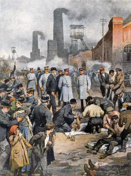 120 mineurs tués par le feu dans une mine de Westphalie, l'empereur Guillaume II assiste au sauvetage des mineurs asphyxiés (1912)
