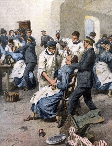 Des suffragettes anglaises nourries de force en prison alors qu’elles font une grève de la faim (1913)