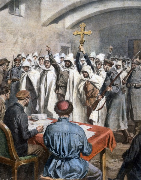Quarante Russes de la confrérie religieuse de Yoronesch, arrêtés pour propagande anti-bolchévique lors d'une procession, comparaissent devant le tribunal soviétique en brandissant une croix et en décl...