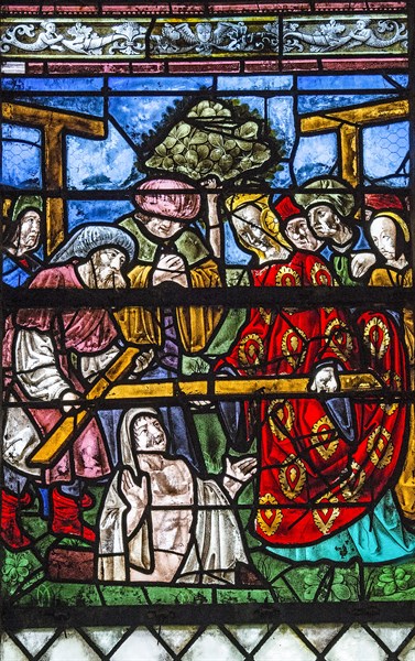 Vitrail du Triomphe de la Croix : la Croix ressuscite un défunt