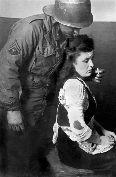 Jeune fille française blessée lors d'une attaque aérienne nazie (début 1945)