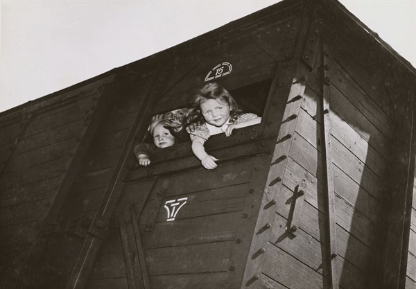 Des enfants de déportés libérés quittent l'Allemagne et rentrent chez eux. (13 mai 1945)