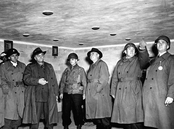 Inspection d'une chambre à gaz par les Américains, 1945