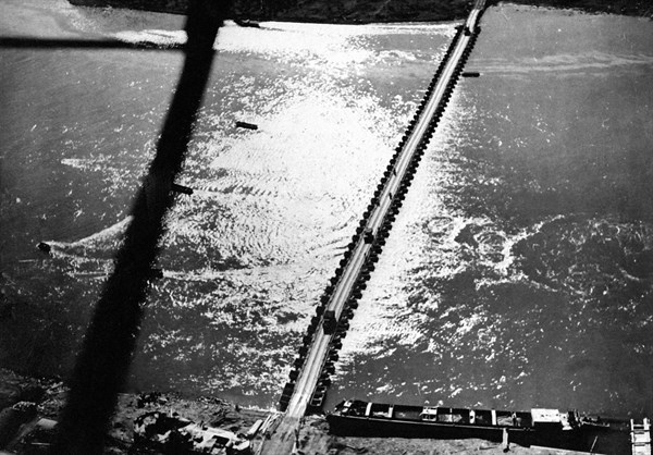 Camions de l'armée US sur le Rhin, 1945