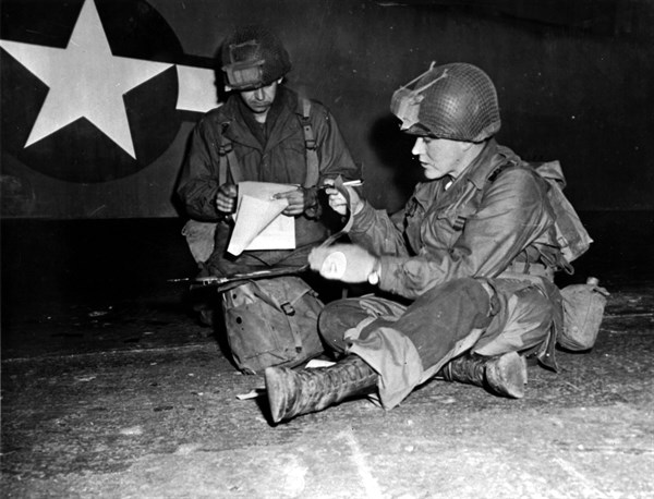 U.S Airborne troops prepare to land East of Rhine (March 24, 1945)