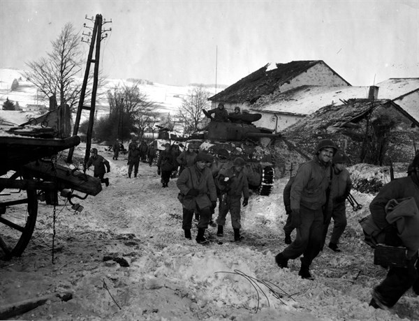 Troupes américaines à Bihain (Belgique) le 11 janvier 1945