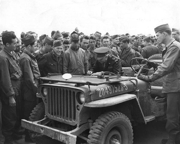 Le général Dwight Eisenhower signe des "short snorter bills" pour les soldats à St Valery en Caux (France) 22 mai 1945.