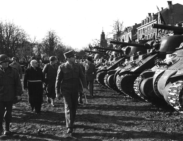 Le général De Lattre de Tassigny passe en revue les troupes françaises à Colmar (8 février 1945)