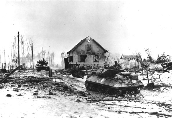 Des chars d'assaut français traversent la ville de Bettenhoffen ravagée par la guerre (France, janvier 1945).