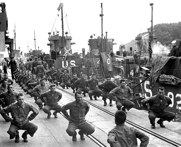 Peu avant leur départ pour la France, ces membres de troupes d'assaut se dérouillent les jambes à bord d'un vaisseau de débarquement  (6 juin  1944)
