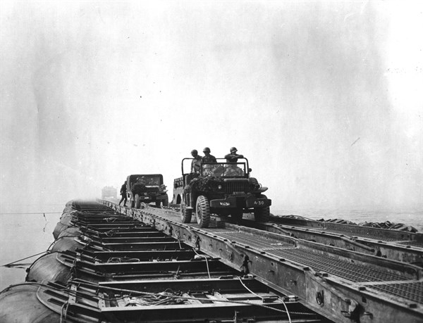 U.S enginneers bridge the Rhine (March 25, 1945)