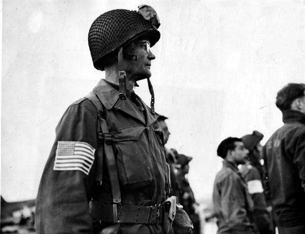 Les troupes aéroportées américaines atterrissent à l'Est du Rhin. (Allemagne, 24 mars 1945)