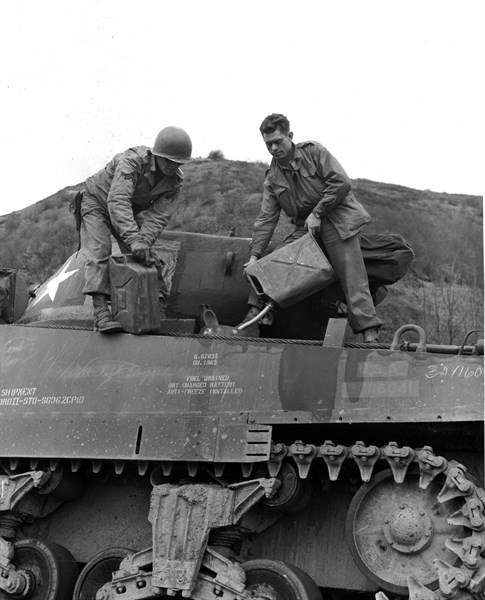 De l'essence pour la IIIe armée US du lieut. gén. Patton à Oberstein (Allemagne). 31 mars 1945