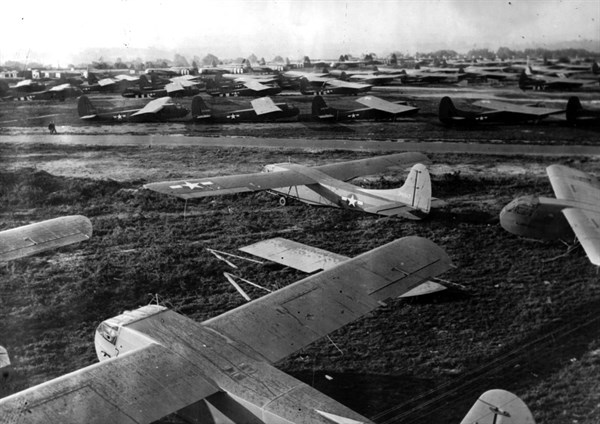 Les planeurs de la Ire armée aéroportée alliée rassemblés dans un champ en Angleterre. (septembre 1944)