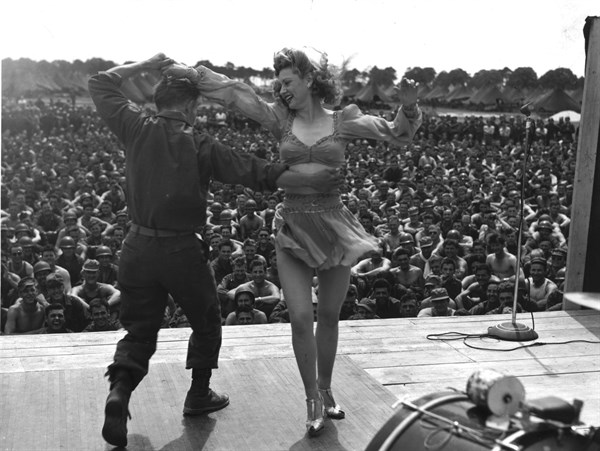 Spectacle d'une unité de la U.S.O. à Mourmelon en France. 20 juin 1945