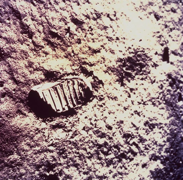 L'empreinte de pas d'un astronaute sur le sol lunaire (mission Apollo XI) 20-21 juillet 1969