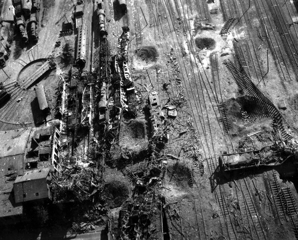 Dépôt ferroviaire de Celle, en Allemagne, détruit par des bombardiers de la 9e U.S. Air Force.
(Avril 1945)