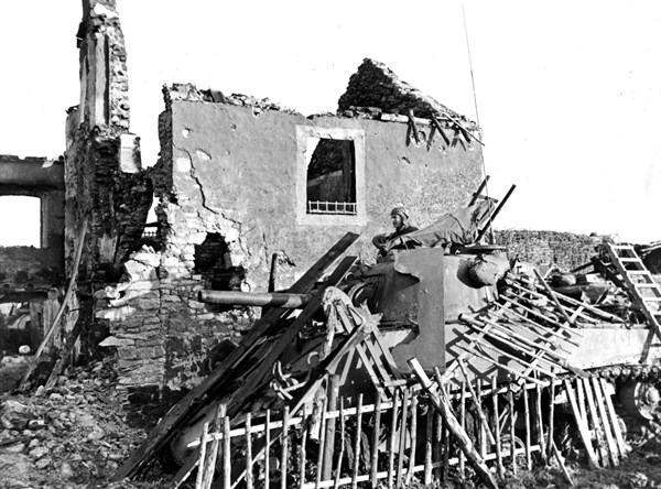 Un char U.S. "Sherman" surveille une route près d'Eschweiler, en Allemagne.
(Automne 1944)