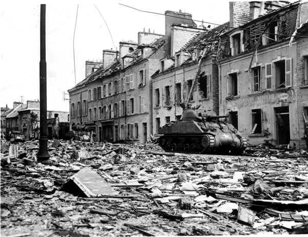 Les chars américains terminent les opérations de "nettoyage" à Cherbourg.
(27 juin 1944)