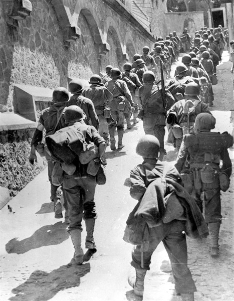 Troupes américaines traversant St Angelo d'Brolo, en Sicile, en route vers Messine.
(19 août 1943)