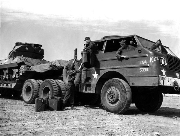 Ravitaillement d'un char remorqueur américain M-25 à Brême, en Allemagne.
(19 juillet 1945)