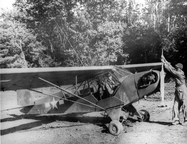 Avion américain prêt à décoller pour effectuer un raid aérien, en Italie.
(29 novembre 1943)