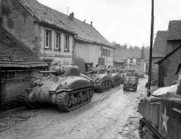 Chars américains regroupés dans une rue de Volksberg, dans la zone d'action de la VIIe armée U.S.
(6 décembre 1944)