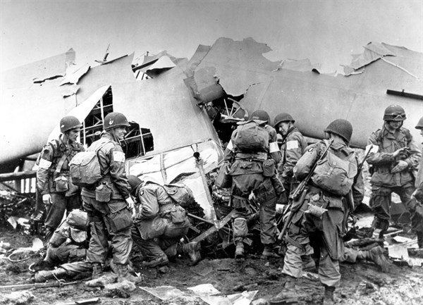 Troupes aéroportées U.S. atterrissant en Hollande.
(17-18 septembre 1944)