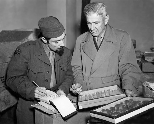 La collection d'insectes d'Erich Wasmann, retrouvée à Berlin. 
 (27 septembre 1945)