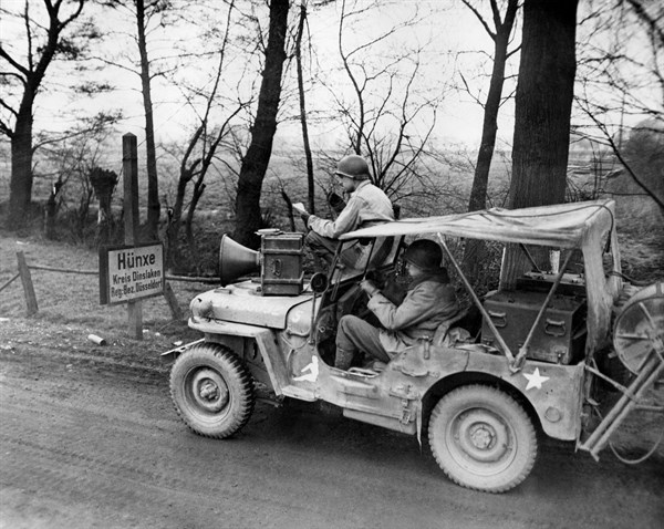 Annonce des règlements alliés aux Allemands à Hunxe, en Allemagne.
 (25 mars 1945)