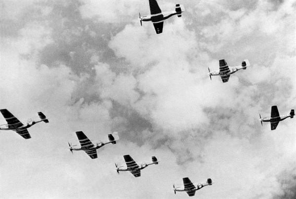Des P-51 "Mustang" se dirigent vers les cibles allemandes.
 (Eté 1944)