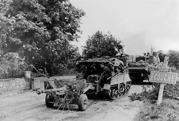 Les troupes britanniques arrivent à Ecouché.
(Eté 1944)