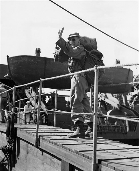 Un soldat américain dit au revoir à la France.
 (3 septembre 1945)