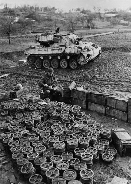 Des mines antichar sont préparées par le génie américain, en allemagne.
 (1945)