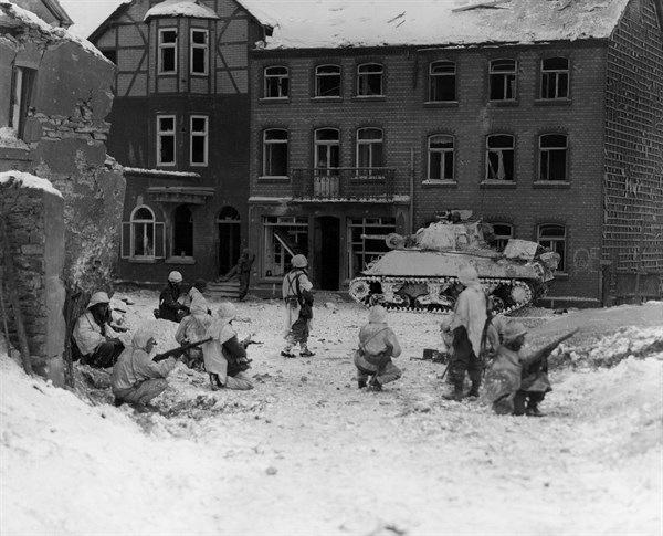 Troupes américaines à St-Vith, en Belgique. 
(23 janvier 1945)