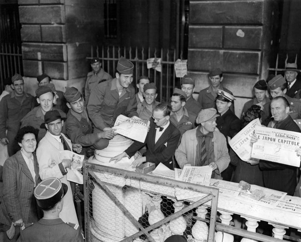 Les troupes américaines célèbrent la reddition du Japon. (10 août 1945)