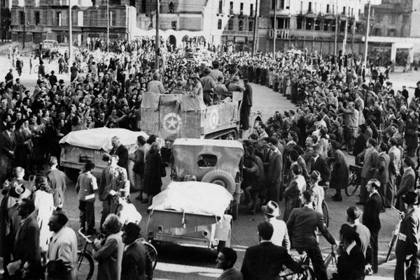 Milan acclame les Américains.
 (1er mai 1945)