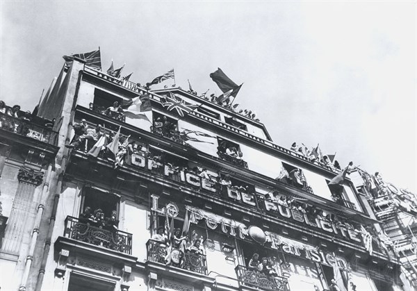 V-E Day, Jour de la Victoire, à Paris.
(8 mai 1945)